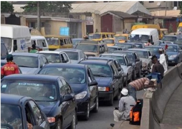 ASUU strike: Ogun students shutdown Lagos-Abeokuta expressway in protest