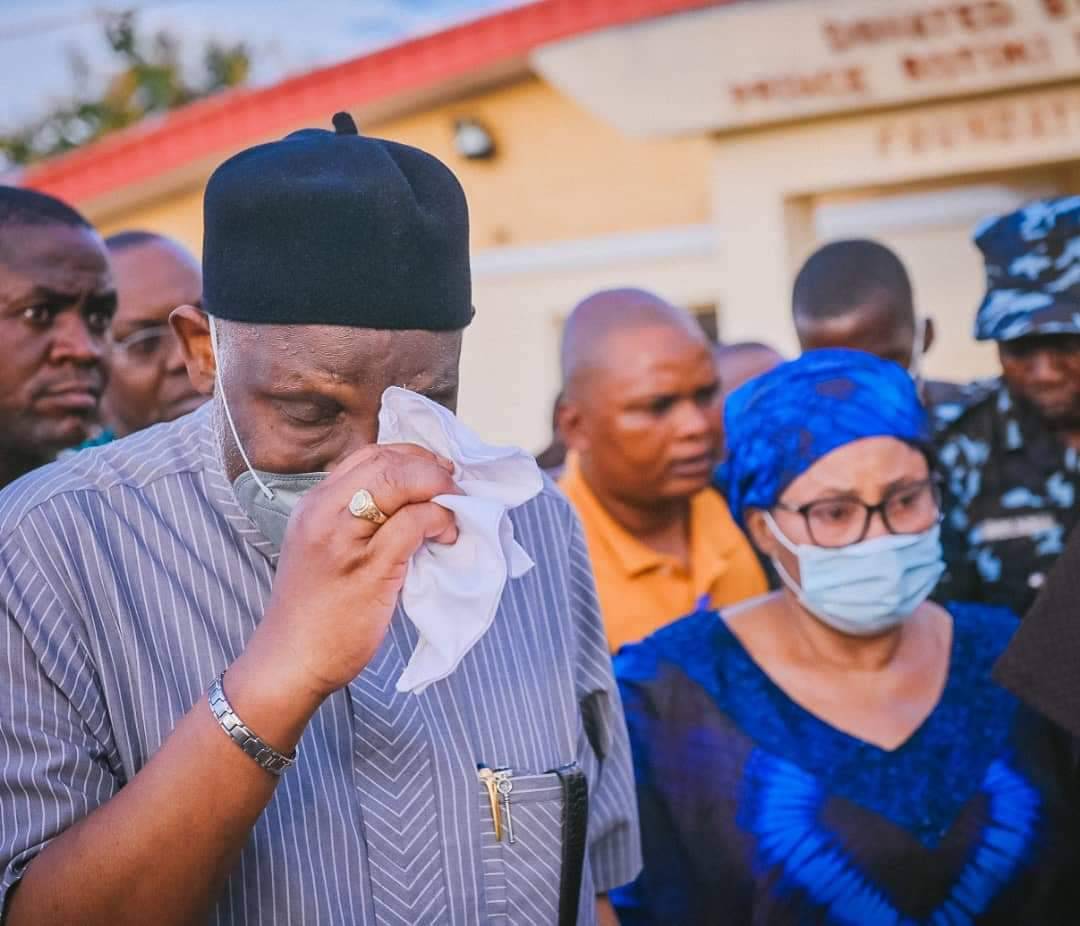 Governor Akeredolu burst into tears, cuts trip to APC convention to visit victims in hospital
